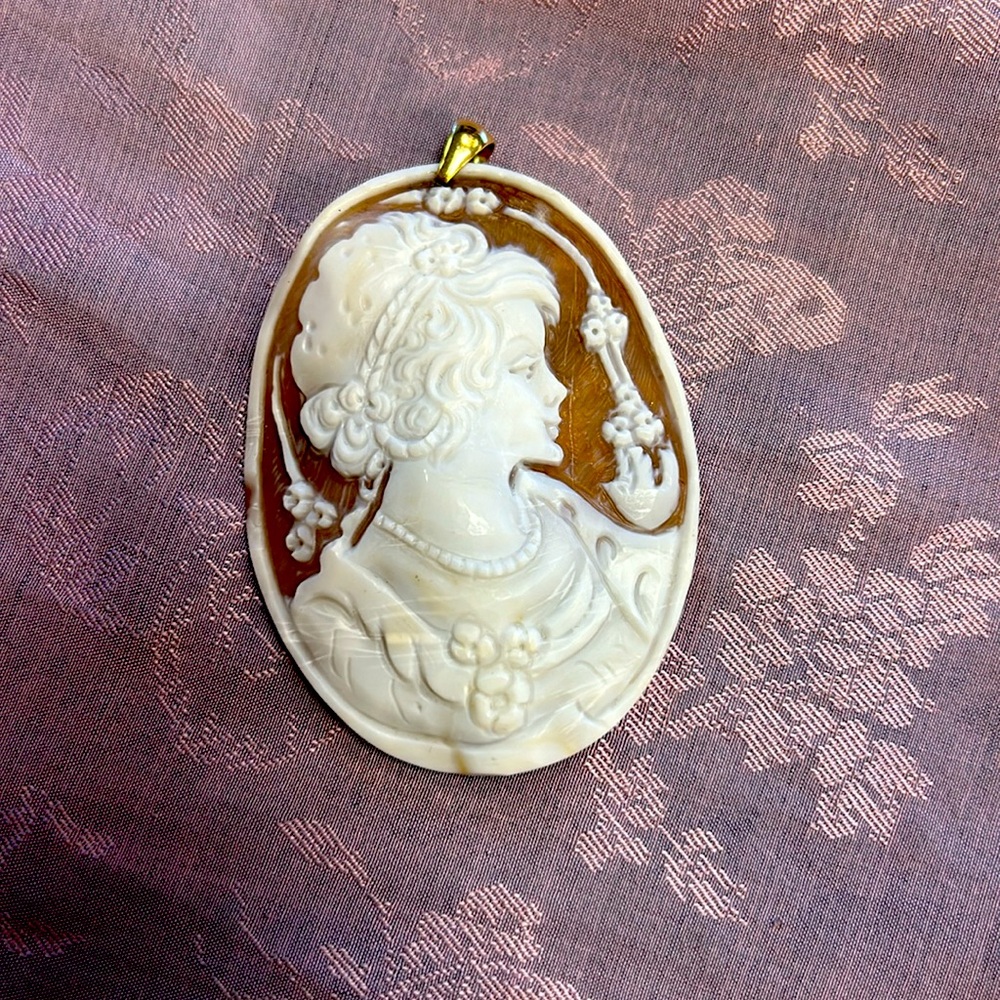 Beautiful Signed Cameo Pendant